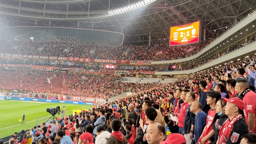  法兰克福主场灯光秀致敬功勋老将  